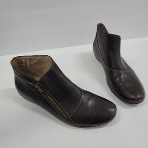 Täōs Hideaway Leather Ankle Boots in Chocolate 9.5